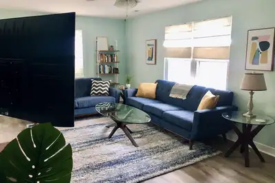 Stylish 3br Home - 15 min from beach or downtown