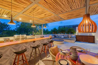 Image de New Luxury Home. . . for Friends & Family