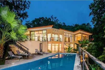 Image de Private 5 Bedroom Home with Pool!