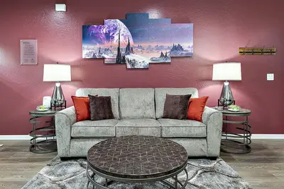 Image de Galaxy-Themed, Fastest WiFi, 3 King Beds Home