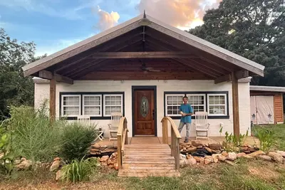 Image de Spacious, newly remodeled home with a large porch and 8 min from downtown Athens