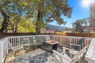 Image de Picturesque Garden Retreat w/Deck With Hot Tub