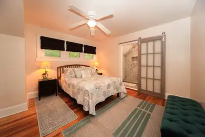 Image de Corner lot, walk to stadium, Usna, downtown, cafes, shops, free street parking,