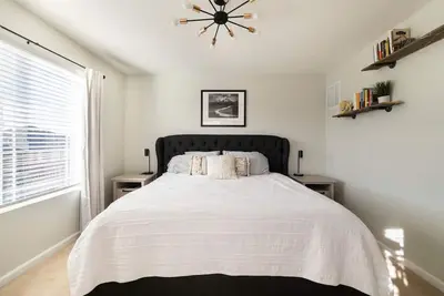 Image de No xtra fees, 2br, 2. 5ba, 3-story townhome, pet friendly with beautiful kitchen