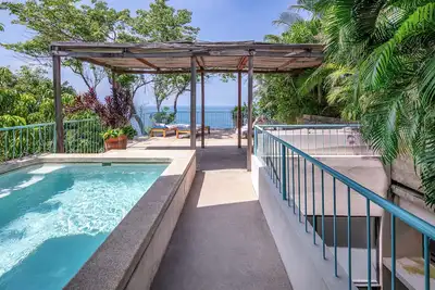 Image de A3 King Suite Over Cliffs With Amazing Ocean View