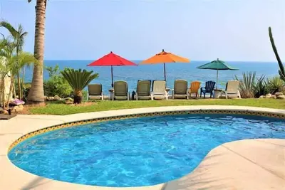 Image de Light And Bright Ocean Front 2 Bedroom