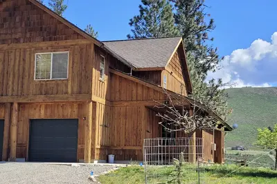 Image de Whispering Pines Condo-Close to Downtown Winthrop and Ski Trailhead!
