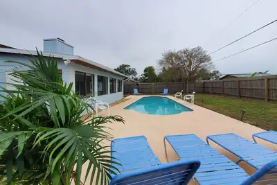 Image de Fall/Winter - Deals Shane's Cozy Getaway Heated pool - 4/2 Beach close by.