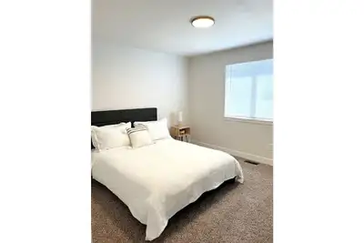 Image de Cheerful 3 bedroom home with private backyard