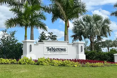 Image de Warm weather year round in brand new coach home with optional golf