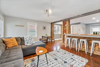Image de Great Value - 2 Bdrm Sleeps 4 - Onsite parking!