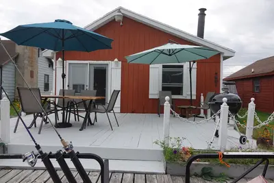 Image de Boaters paradise, beautiful cottage on canal 100 feet from lake.