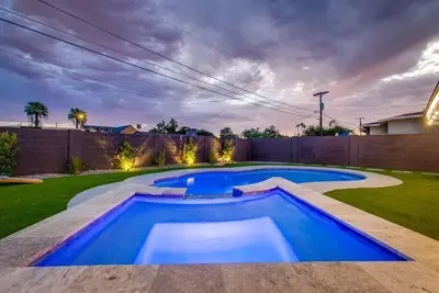 Image de Heated Diving Pool & Spa * Family Home - 10 Minutes to Old Town