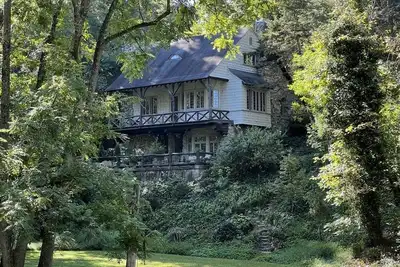 Image de Historic Three Story English Cottage