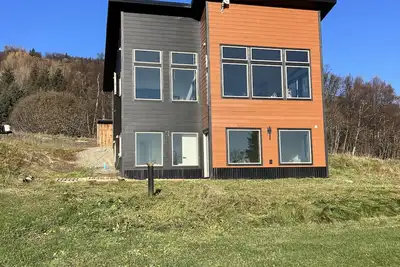 Image de Twin Moose Escape is close to town with views of Kachemak Bay and Homer Spit.
