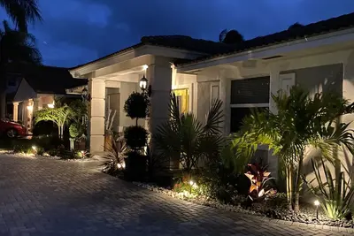 Image de Open concept home close to the beach and sailfish marina. Walk to restaurants
