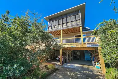 Image de The Treehouse - Cozy Oceanside 4 Br Beach House with Community Tennis access - Dogs Allowed