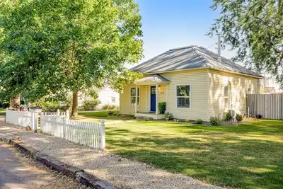 Image de Quiet dog-friendly cottage with enclosed yard, porch, grill, WiFi & washer/dryer