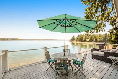 Image de Updated home on the water with 2 decks, amazing views, & amenities to enjoy