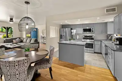 Image de 1 Minute Walk From Amazing Red Rocks Trails With A Relaxing Hot Tub!