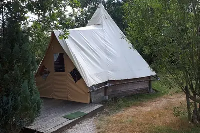 Image de Cabane apache 4 places dans un domaine  avec piscine couverte
