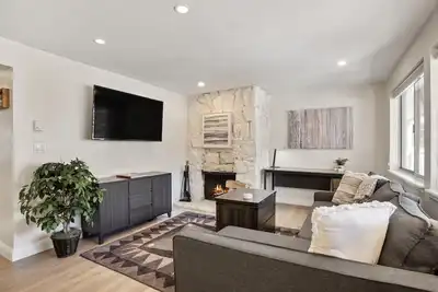 Image de East End Charm | Remodeled D/T Aspen, Walk to Ski