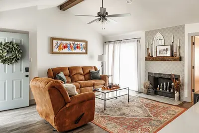 Image de Newly Remodeled Townhouse!