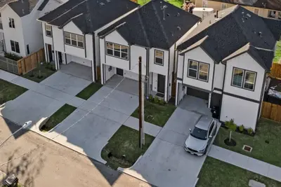 Image de Luxe Home - Modern Retreat, 1 Exit from Downtown