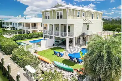 Tipsy Turtle 4 bed 3 bath with pool, kayak, canoe, paddleboards and dock