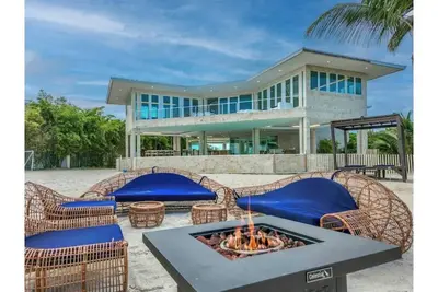 Image de Casa Mare 5 bedroom 6 bath Tropical Oasis on the Ocean Pool, Sandy back yard and beach in Grassy Key