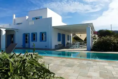Image de Care Naxos Cheerful 5 bedroom villa with pool on the beach