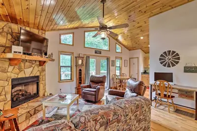Image de Cozy Murphy Cabin Retreat w/ Deck & Fire Pit!