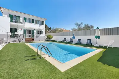 Image de Maison de vacances Villa As Cumadres avec vue sur les montagnes, piscine, jardin & Wi-Fi