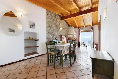 Image de Appartement de vacances 'Rustico Spagnol 4' avec vue sur le lac, piscine et Wi-Fi.