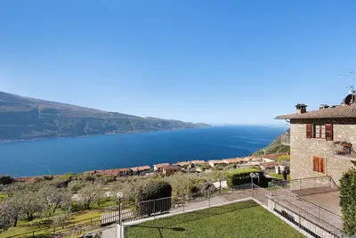 Image de Appartement de vacances 'Rustico Spagnol 3' avec vue sur le lac, piscine et Wi-Fi.