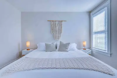 Image de Monroe22 · BrickStone Lodge-Boho Style home near Main St-B