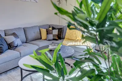 Image de Monroe16 · BrickStone Lodge-Modern King Suite near Main St-A