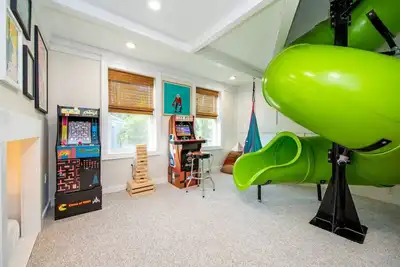 Image de The Green Monster: Indoor Slide, Bar, Spa, Firepit