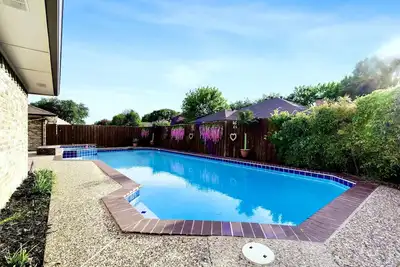 Image de ✨Spacious, Peaceful & Charming w Pool! Sleeps 14, Bbq, Games, Family Friendly