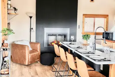 Image de Romantic Lakefront Cabin, Hot Tub, Views!