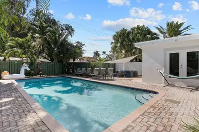 Image de This house is a 4 bedroom(s), 3 bathrooms, located in Hollywood, Fl.