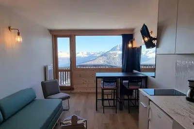 Image de À 10m des pistes de ski, vue montagne, balcon, télévision, casier à ski, 26m², La Plagne