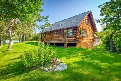 Image de Pristine Log Cabin on 600' of Lake Shore.