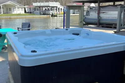 Image de Waterfront house with hot tub private dock!