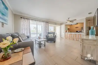 Image de Across the street from beach! Located in the heart of Destin!