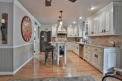 Image de Country Style Mountain Home - View of Lake Forebay