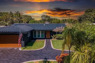 Image de Jardins d`Eden | Turfed Pool | Garage | 6min Beach