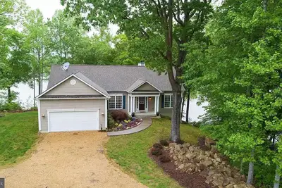 Image de Waterfront Oasis! Ready to Make a Splash?