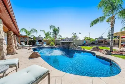 Image de Backyard Oasis Ideal for Spring/Summer! Pool, Misters, Bluetooth Speakers + more