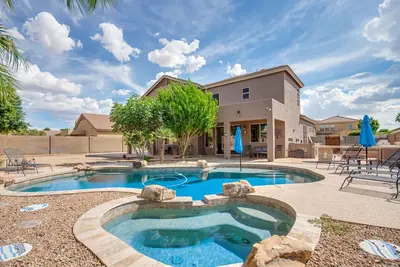 Image de 5 King beds! Large home, sleeps 18 in beds! Outdoor pool and firepit!